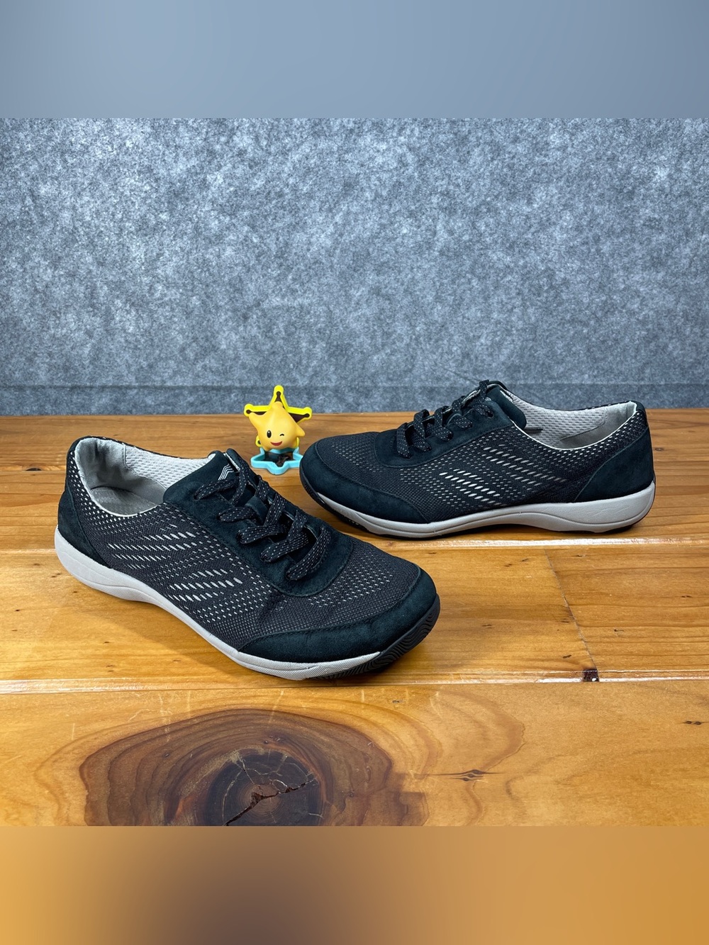 Dansko Hayes Womens 8.5-9 (EU 39) Black Suede Mesh Walking Comfort Sneakers